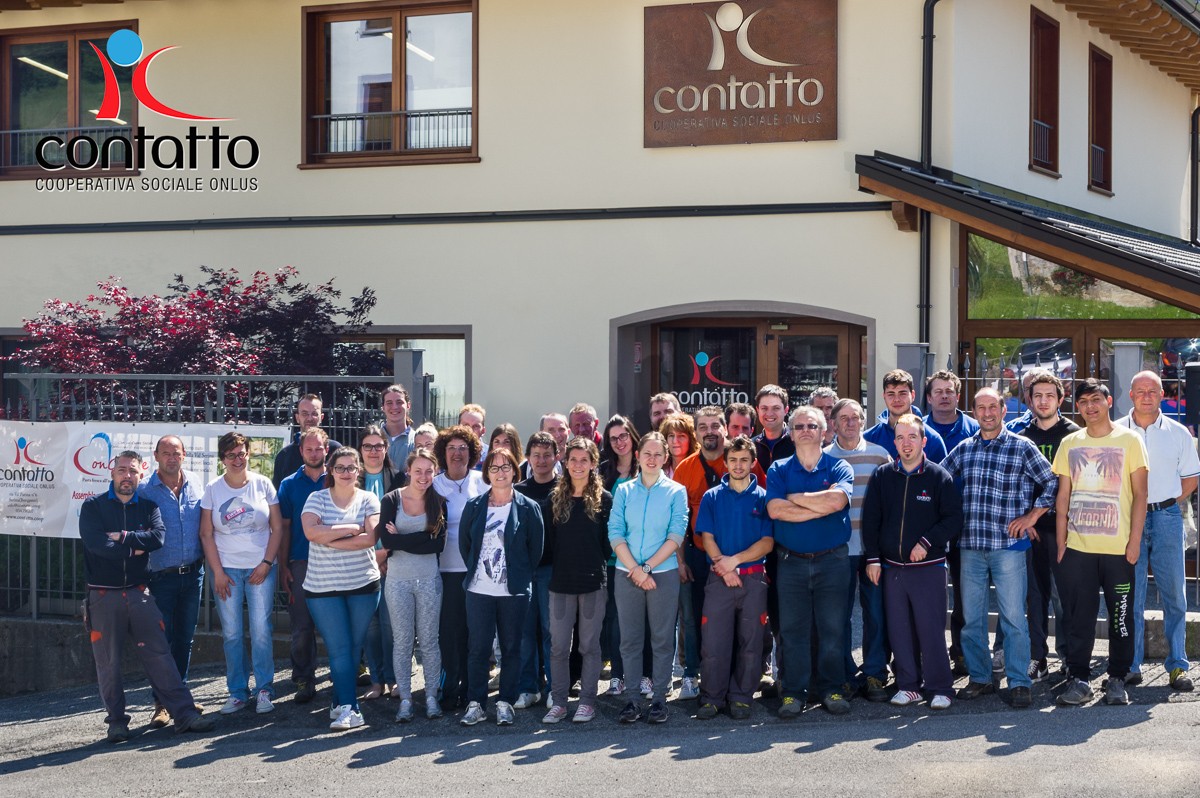 Foto di gruppo Cooperativa Contatto di Serina (Bergamo), Valle Brembana specializzati in inserimenti lavorativi in linea con l'articolo 14